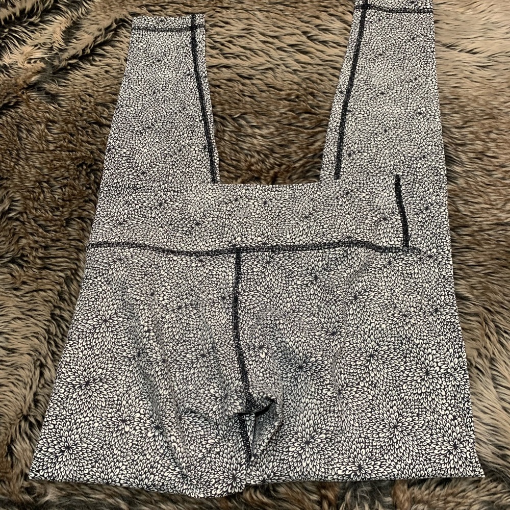 Lululemon Wunder Under Pant
Plush Petal Deep Coal Ghost Size 6